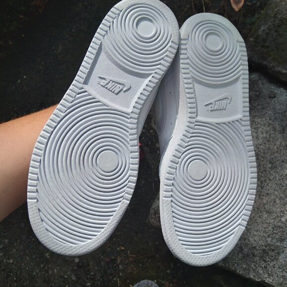 **ONE OF A KIND** women's 6.5 NIKE COURT VISION - Picture 2 of 4